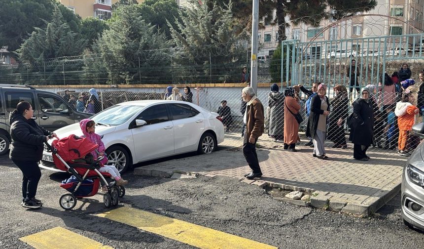 ‘Tapulu arazim’ deyip sokağı tel örgüyle kapattı