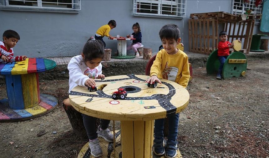 Arzu öğretmen atık malzemelerden tasarladığı ürünlerle okulu renklendirdi