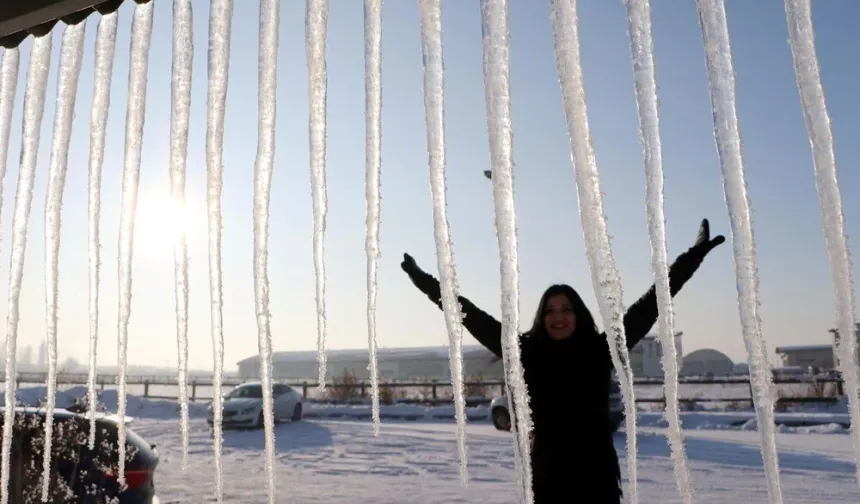 Eksi 25,3 derece ile Türkiye'nin en soğuk kenti Erzurum'da havaya atılan sıcak su, buz oldu