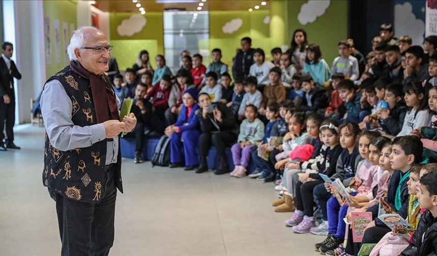 "Masal Dede", Diyarbakır'da yaklaşık 1500 kişiyi masal ile buluşturdu