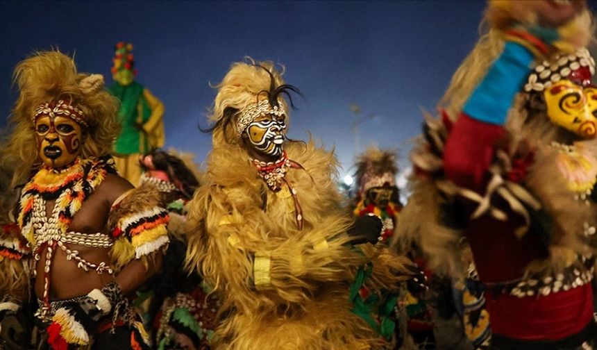 Dakar Karnavalı korteji renkli görüntülere sahne oldu