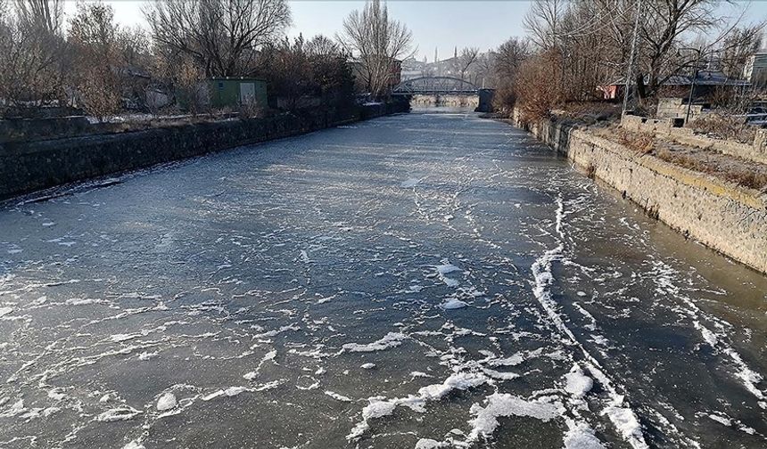 Kars Çayı soğuk hava nedeniyle kısmen buzla kaplandı