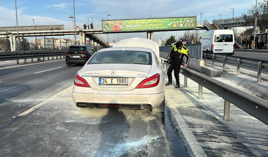 Kağıthane D-100 Karayolu'nda otomobildeki yangını diğer sürücüler söndürdü