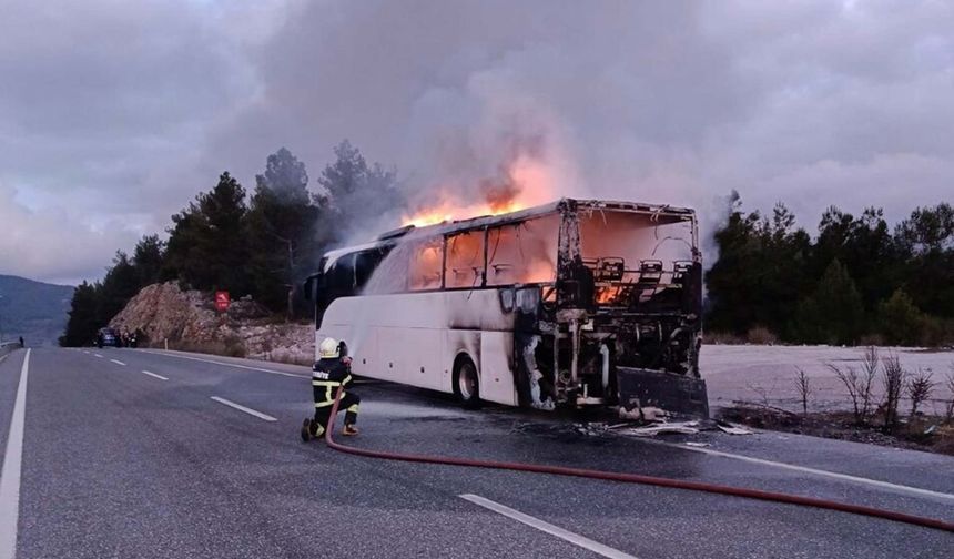 Servis otobüs alev alev yandı