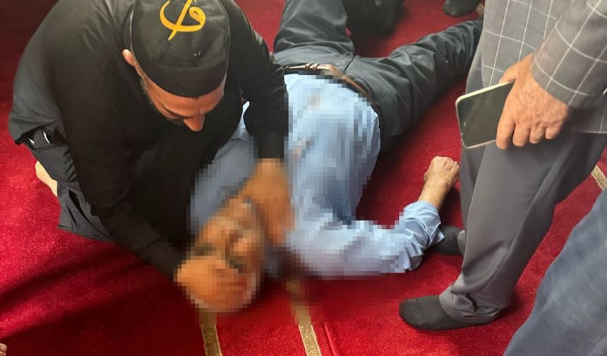 Camide namaz kılarken bıçaklandı