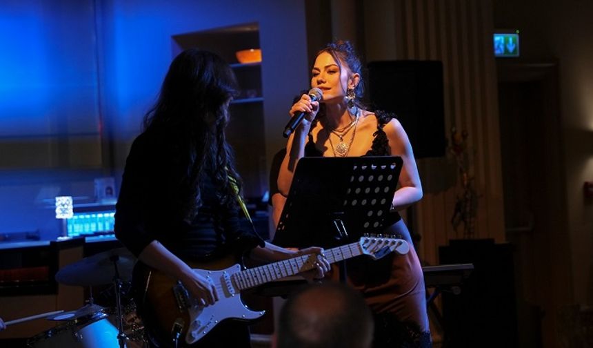 Eşref Rüya, Demet Özdemir'in şarkılarıyla gündem olmaya devam ediyor