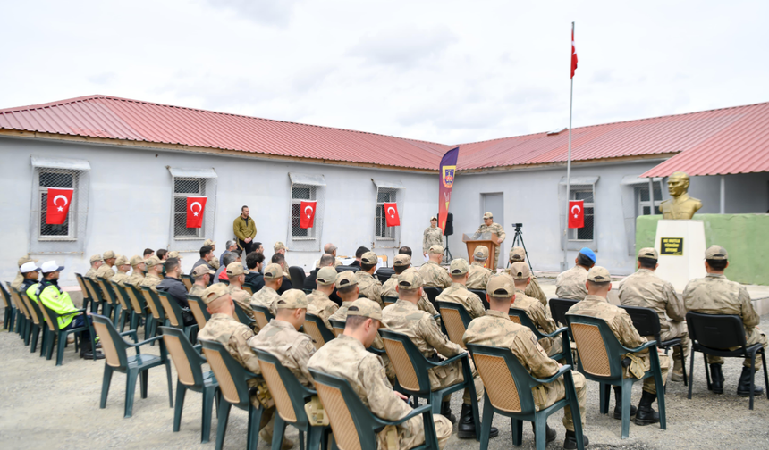 Tunceli'de 15 yıl önce PKK'lılarla çıkan çatışmada şehit olan 5 asker için anma töreni