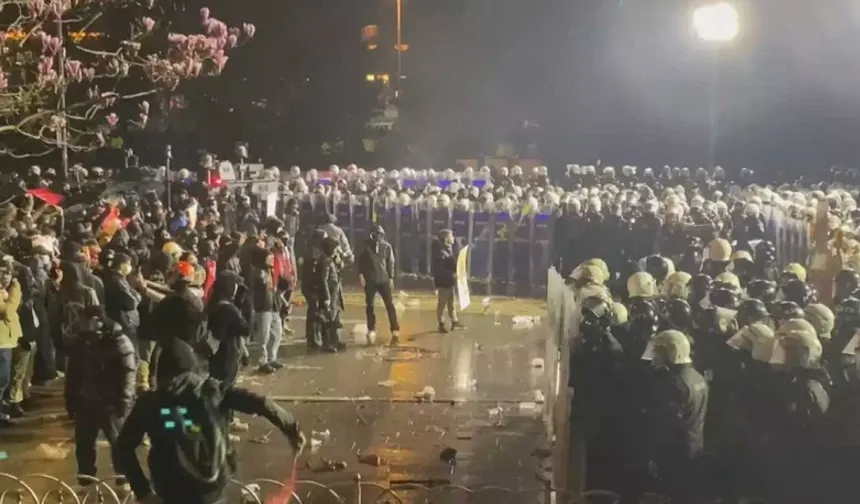 İzinsiz gösterilere katıldığı iddia edilen 7 kişinin yargılandığı davanın duruşması 2 Ekim'e ertelendi
