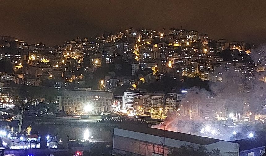 Limanda sahasındaki vinç, yangında kullanılamaz hale geldi