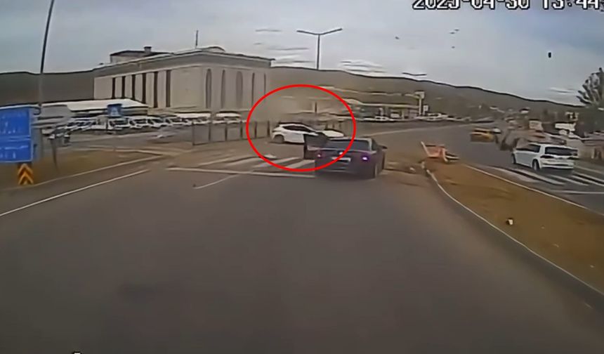 Otomobil refüje çarptığı kaza kamerada