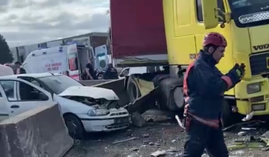 Sakarya'da 4 aracın karıştığı zincirleme kaza; 1 yaralı