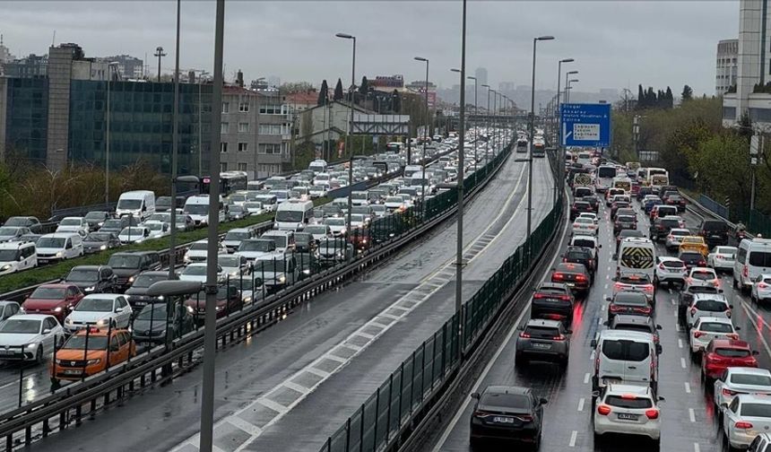 İstanbul'da akşam saatlerinde trafik yoğunluğu yaşanıyor