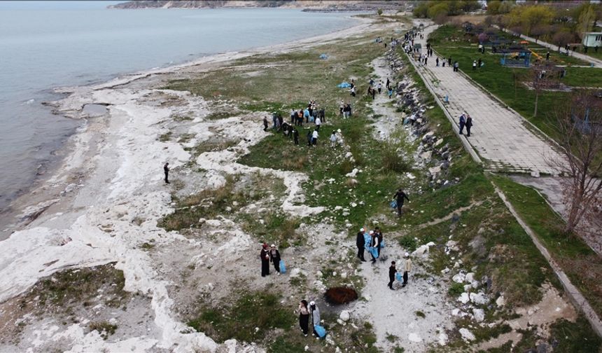 Öğrenci ve vatandaşlar Van Gölü sahilinde temizlik yaptı