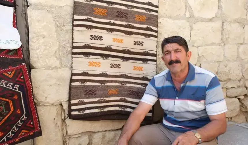 Evinin bahçesini açık hava müzesine dönüştürdü