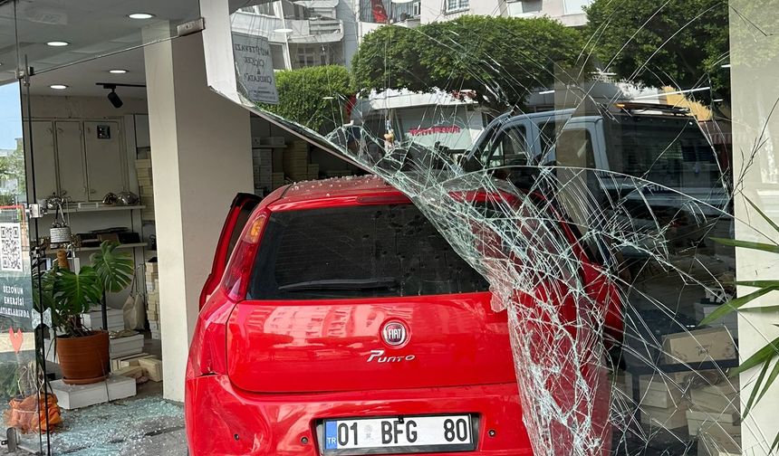 Otomobil, ayakkabı mağazasına daldı