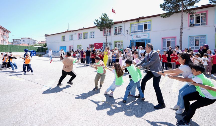 Bakan Tekin, öğrenciler ile birlikte halat çekti