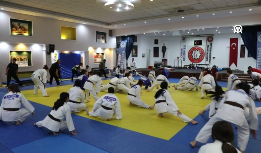 Çubuk'ta babalar çocuklarıyla antrenman yaptı