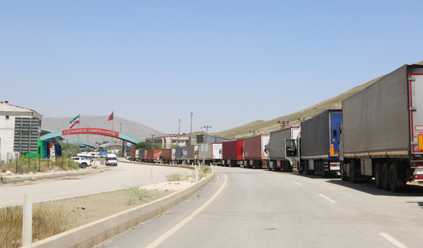 İran'a açılan sınır kapısında TIR kuyruğu