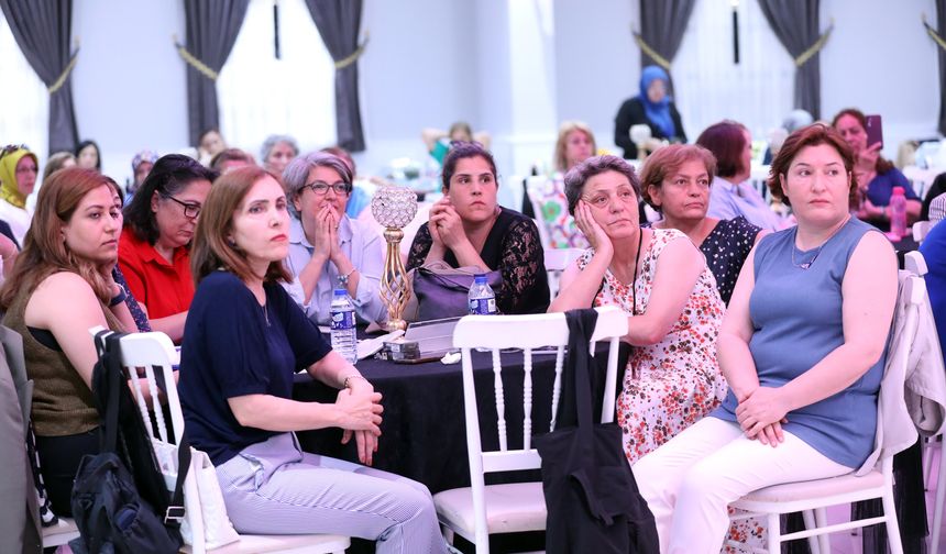 Üreten kadınlar sertifikalarını Başkan Yaşar’dan aldı