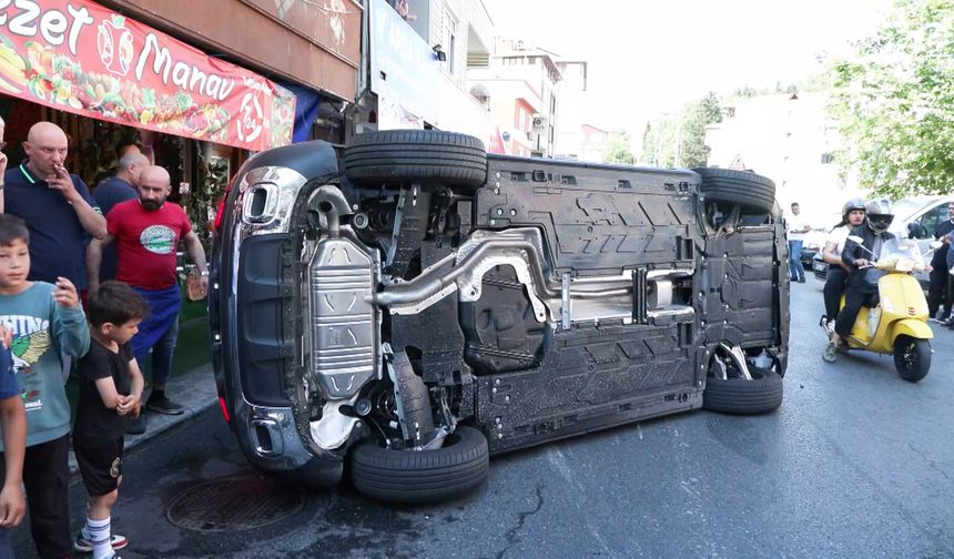 Motosiklete çarpıp kaçan cip devrildi
