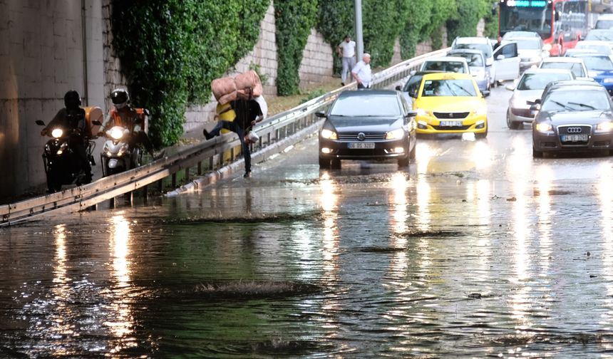 Konya'da sağanak; cadde, sokak ve altgeçitler suyla doldu