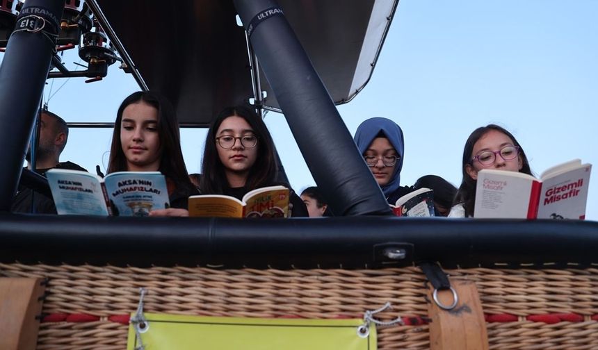 Kapadokya'da öğrenciler, sıcak hava balonunda kitap okudu