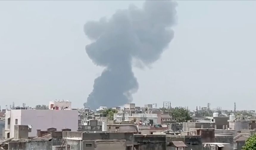 Hindistan'ın Gucerat eyaletinde 242 kişiyi taşıyan yolcu uçağı düştü