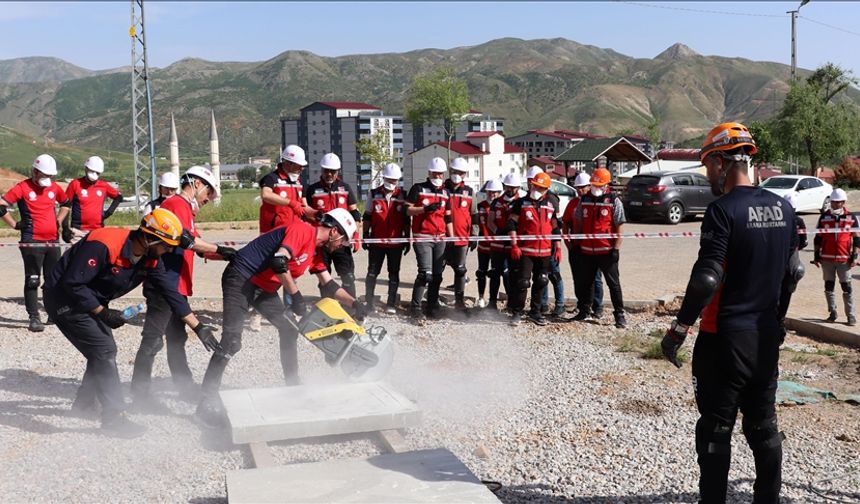 Bitlis'te öğretmen ve memurlar aldıkları eğitimle "AFAD gönüllüsü" oluyor