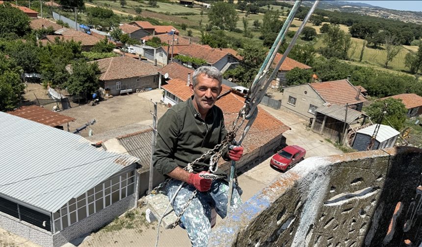 Çanakkaleli "örümcek adam" minareleri onararak ekmeğini kazanıyor