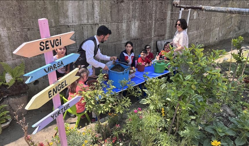 Özel öğrenciler, doğa bilincini toprağa dokunarak öğreniyor