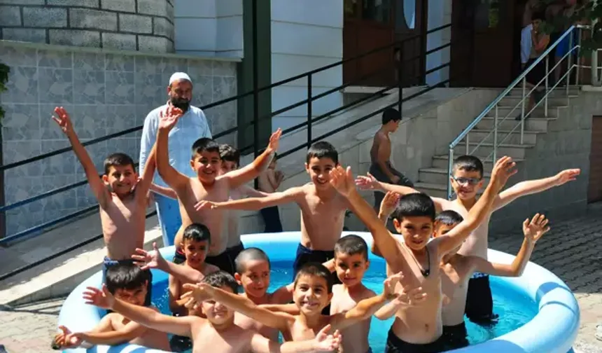 İmam cami bahçesine şişme havuz kurdu, çocuklar serinledi