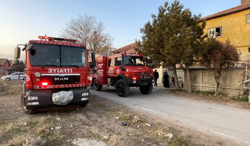 Eşiyle tartışıp evini ateşe verdi