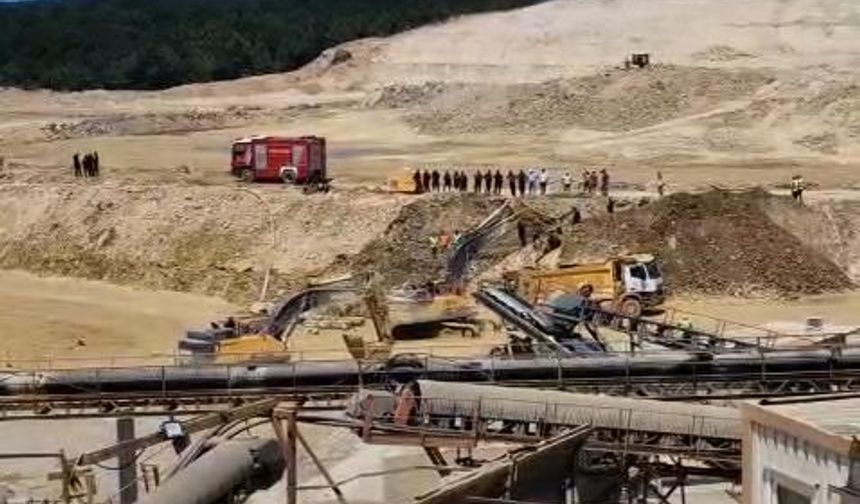 Çatalca'da kum ocağında göçük; 1 işçi balçık içinde kaldı