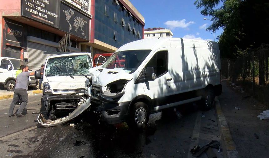 Sultanbeyli'de kamyonet ile hafif ticari araç çarpıştı: 2 yaralı