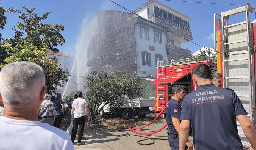 Odunlukta çıkan yangın, park halindeki araçlara sıçradı