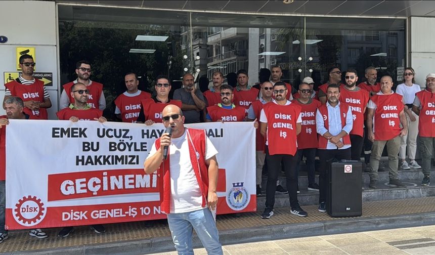 İzmir'de Karşıyaka Belediyesi işçileri maaşlarını alamadıkları gerekçesiyle eylem yaptı