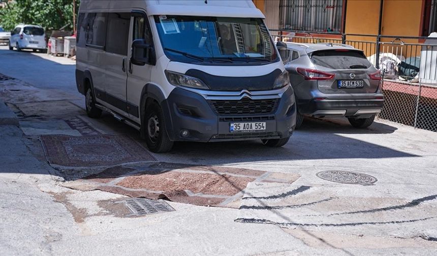 İzmir'de yolu bozulan mahalleli çareyi halıda buldu