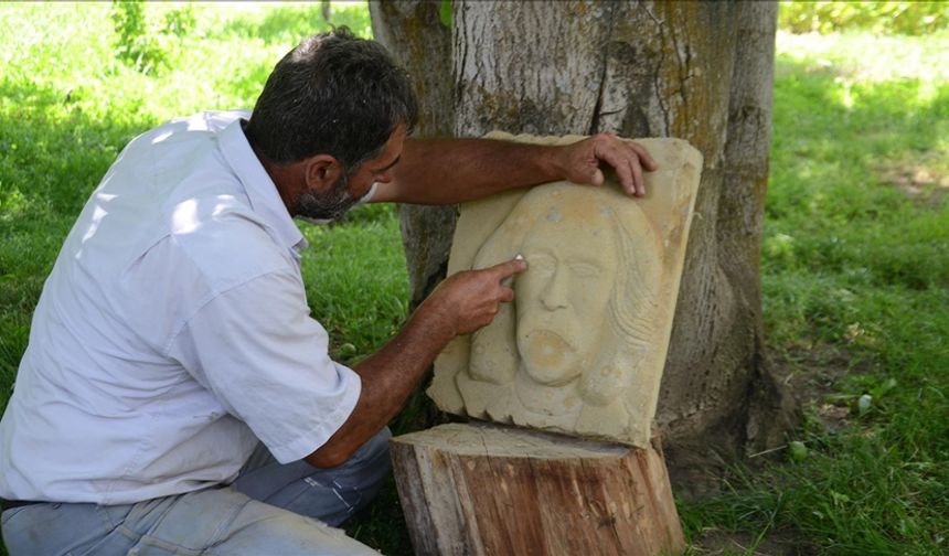 Kuruyan ağaçları sanat eserine dönüştürüyor
