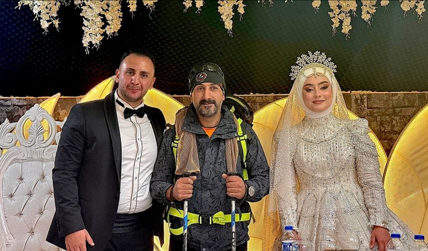 Ağrı Dağı'nın zirvesinden indi, dağcı kıyafetiyle düğüne katıldı