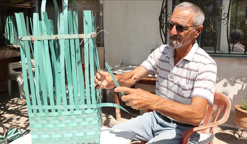 Atık plastik şeritleri sepet ve çantalara dönüştürüyor