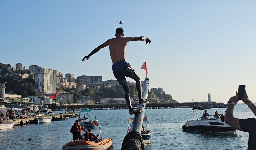 Yağlı direk yarışmasını kazanana altın ve para ödülü verildi