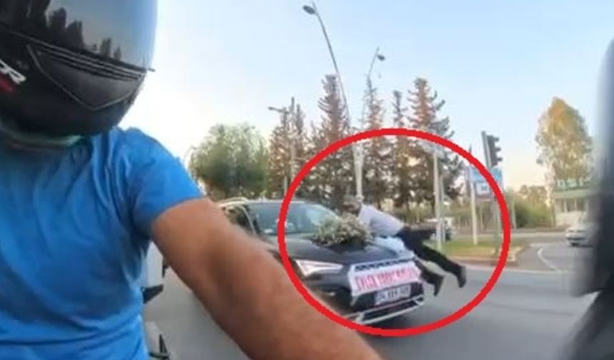 Bahşiş almak için metrelerce koşup, gelin arabasının kaputuna atladı