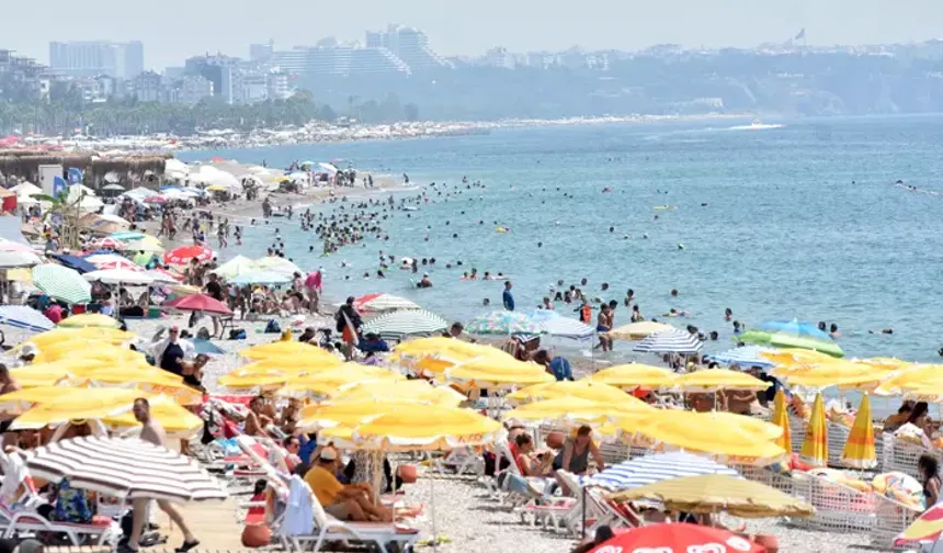 Sıcaktan bunalanlar denizde serinledi