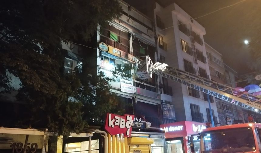 Ankara’da 4 katlı binanın 2’nci katındaki yangın söndürüldü