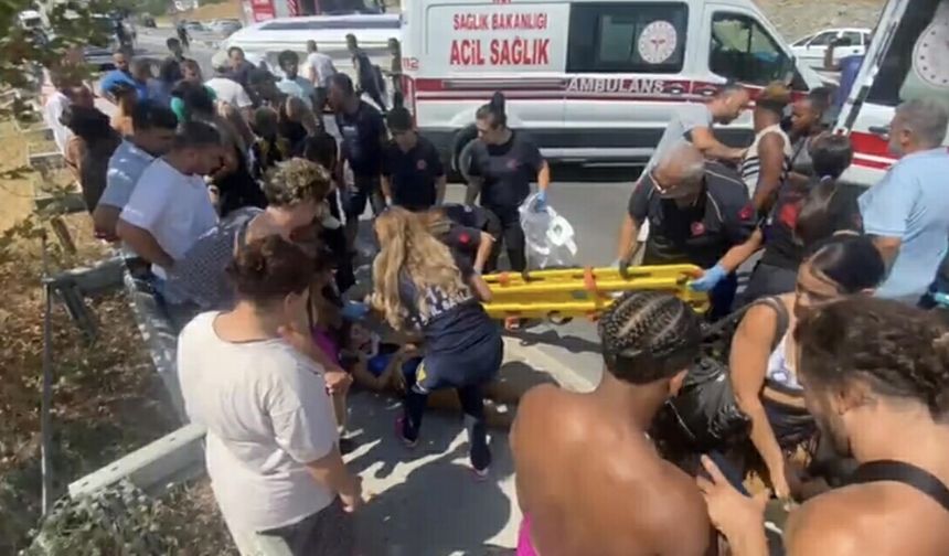 Aydın'da turistleri taşıyan midibüs devrildi: 7 yaralı