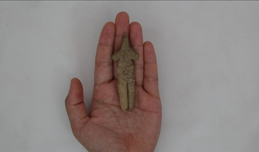 İzmir'deki Ulucak Höyüğü kazılarında 8 bin yıllık kil figür bulundu