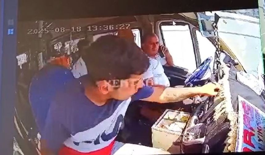 Yolcunun, dolmuşun konsolundaki parayı çaldığı anlar kamerada
