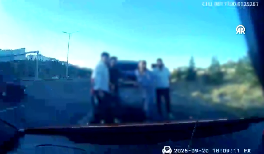 Başkentte bir taksicinin trafikte tartıştığı kişilerce darbedilmesi araç içi kamerasında