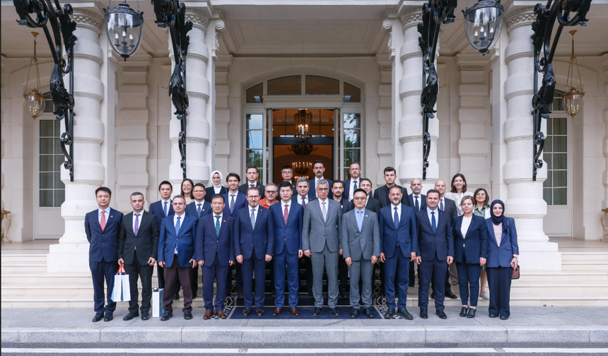 Sağlık Bakanı Memişoğlu Huawei’in Çin’deki genel merkezini ziyaret etti