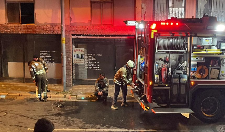 Beyoğlu’nda 5 katlı binanın bodrumundaki yangın söndürüldü